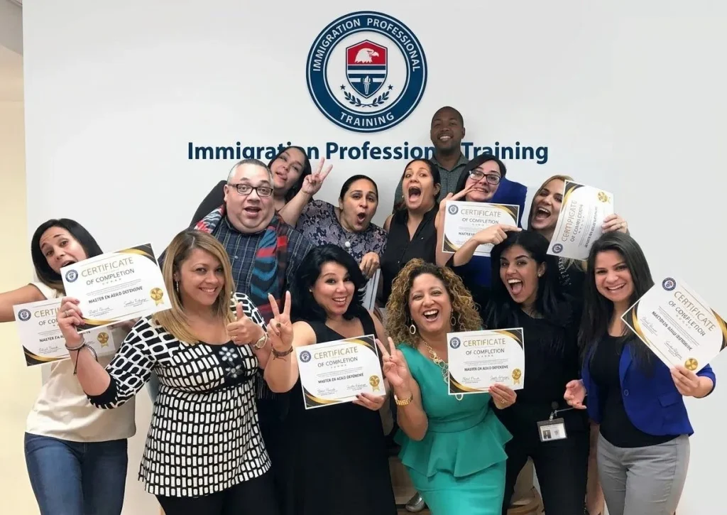 Estudiantes graduados de Immigration Professional Training mostrando sus certificados